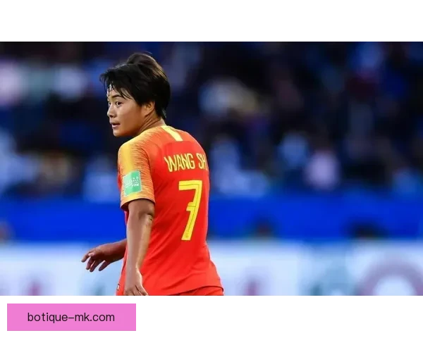 中国男足因VAR获利成功晋级2026年世预赛 争议判罚引发热议